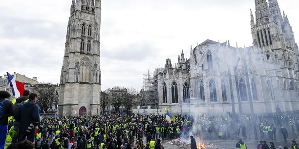 Manifestation des Gilets jaunes le 19 janvier, en face de la mairie de Bordeaux, place Pey Berland