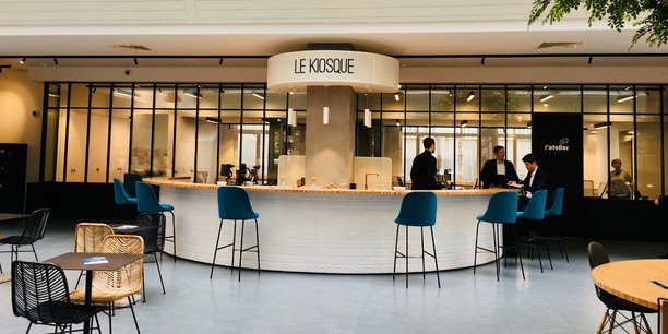A l'Espace Lille Rihour du Crédit du Nord, un comptoir façon bar a remplacé les traditionnels guichets : la nouvelle agence centrale de la filiale de Société Générale se veut un lieu d'échange, de rencontre et de partage.