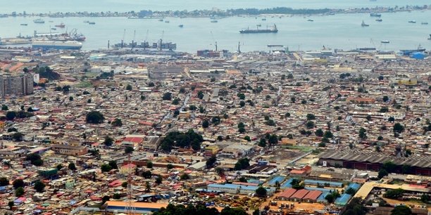 D'après le recensement de 2014, la population de l'Angola est estimée à  25 789 000 d'habitants.