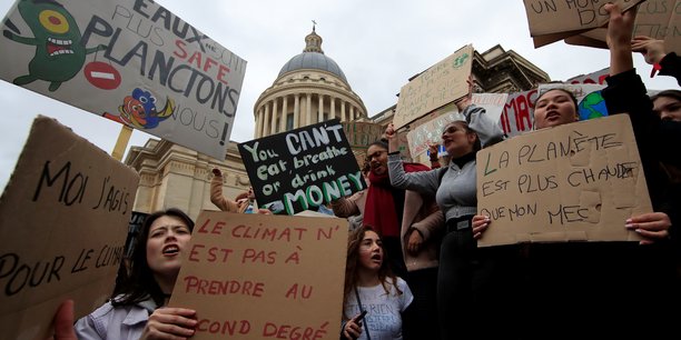 Des milliers de jeunes manifestent contre le dereglement climatique[reuters.com]