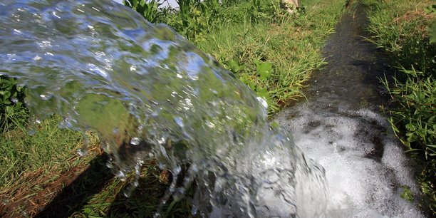 Un arrêté de 2010, revu à plusieurs reprises, a enfin autorisé l'utilisation des eaux usées pour irriguer des espaces verts et des parcelles agricoles. Mais les conditions d'utilisations imposées restent trop exigeantes et donc coûteuses pour les agriculteurs.