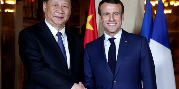 Le président chinois Xi Jinping  (à droite) et le président français Mennul Macron.