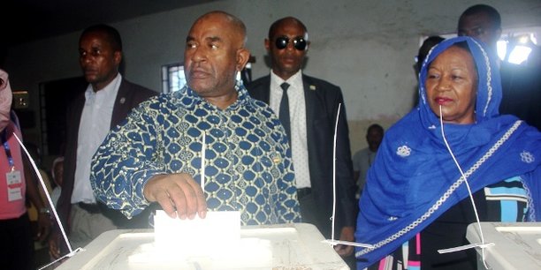 Le président sortant Azali Assoumani, dans un bureau de vote, le 24 mars 2019 à Mitsoudje aux Comoros.
