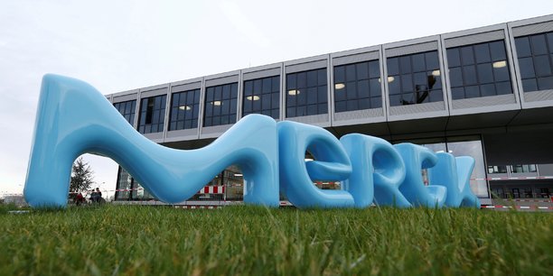 Merck kgaa transforme son offre de 5,9 milliards de dollars sur versum en opa hostile[reuters.com]