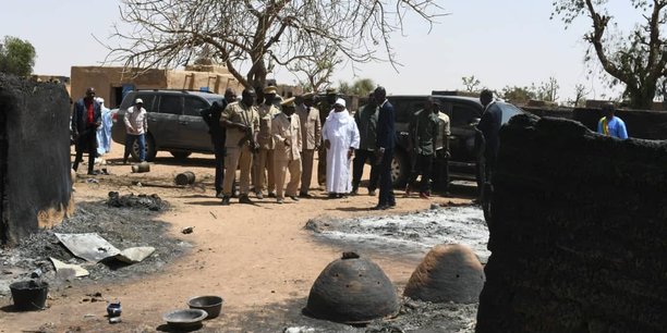 Le président malien Ibrahim Boubacar Keita sur le lieu du drame d'Ogossagou, après l'attaque qui a fait, samedi dernier, 160 morts.