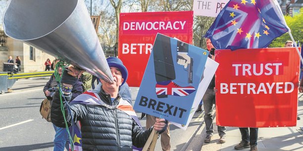Chauffés à blanc. A proximité de la Chambre des communes, partisans comme adversaires du Brexit intensifient leur mobilisation.