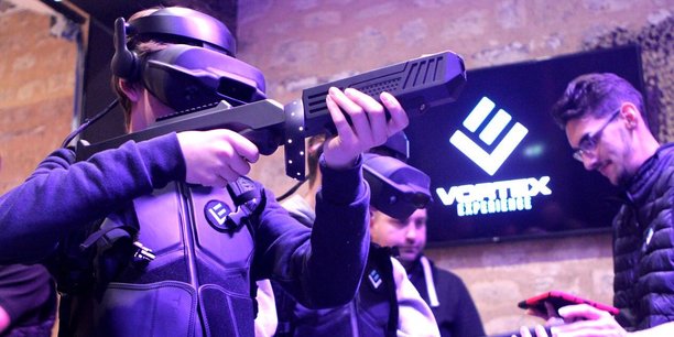 La séquence de jeu nécessite un casque VR, une arme et un gilet. Le tout pesant 7 à 8 Kg.