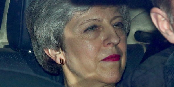 Theresa May (prise en photo, hier, en voiture près du Parlement) a peut-être abattu sa dernière carte en informant mercredi soir les parlementaires de son Parti conservateur qu'elle démissionnerait si l'accord de retrait qu'elle a négocié avec les Européens est enfin ratifié par la Chambre des communes.