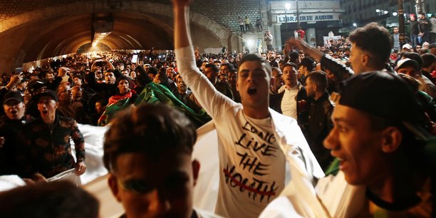 Des centaines de personnes sont descendues dans les rues de la capitale Alger, mardi soir à l'annonce de la démission du président. Des jeunes gens ont fêté l'événement, agité des drapeaux algériens et circulé en convois de voiture à travers le centre-ville.