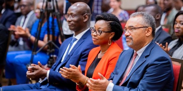 La ministre de l’Economie numérique et de la Communication, Mme Aurélie Adam SOULE ZOUMAROU, en compagnie de M. Serge ADJOVI, directeur général de l'Agence pour le développement du numérique (ADN) au Bénin (à d.) et M. Mohamadou DIALLO, directeur général de CIO Mag, par ailleurs président du Comité d'organisation du Digital African Tour Bénin 2019 tenu à Cotonou le mardi 26 mars 2019.