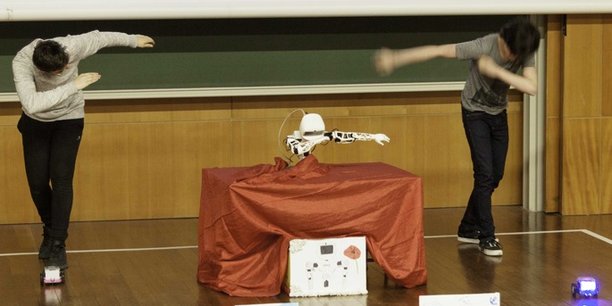 Les élèves peuvent choisir aussi de programmer un ou plusieurs robots pour les faire danser (RoboCupJunior 2018).