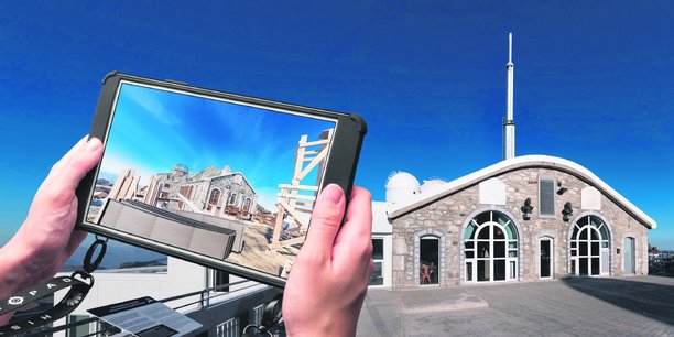 Au Pic du Midi, dans les Pyrénées, les touristes munis d'un HistoPad, une tablette numérique de réalité augmentée, plongent dans la vie quotidienne des premiers scientifiques de l'observatoire, au début du XXe siècle.