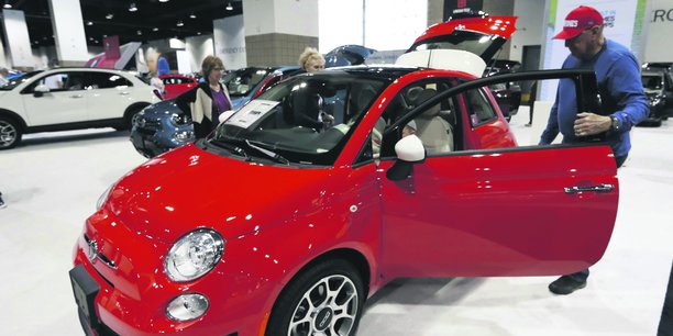 Best-seller de Fiat, la 500 (ici, au salon automobile  de Denver; en mars) devrait être déclinée en modèle 100% électrique.