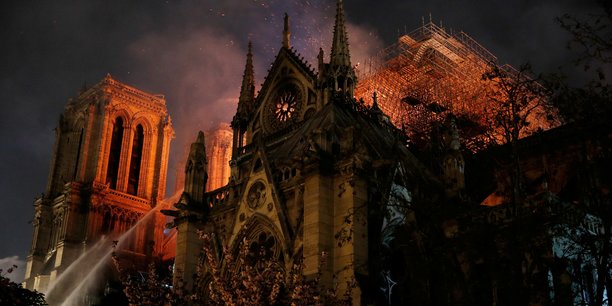 Cette nuit, après de longues heures de lutte, les pompiers de Paris ont réussi à maîtriser l'incendie qui ravageait Notre-Dame.