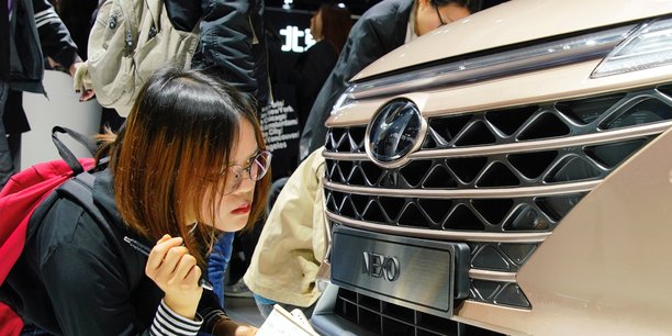 Une journaliste inspecte la calandre d'une Hyundai Nexo présentée à la presse ce mardi 16 avril 2019 au salon de l'auto de Shanghai.