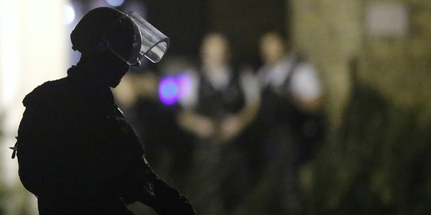 Les policiers appeles a se rassembler apres plusieurs suicides[reuters.com]