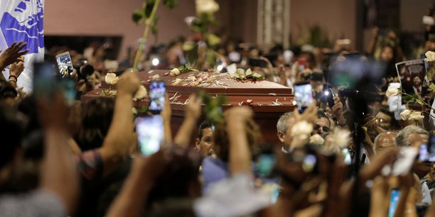 Des milliers de peruviens rendent hommage a l'ex-president garcia[reuters.com]