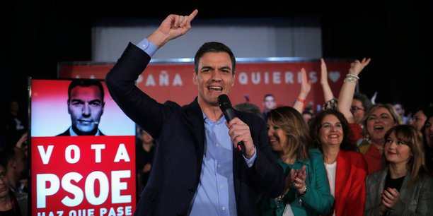 Le chef du gouvernement sortant, Pedro Sanchez, est donné gagnant dans les sondages, mais son parti, le PSOE (socialiste) devra composer pour constituer une majorité. Le mouvement d'extrême droite Vox en pleine ascension devrait s'inviter au Parlement.