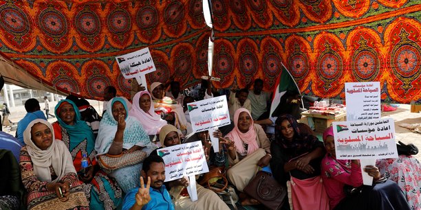 Immense manifestation devant le ministere soudanais de la defense[reuters.com]