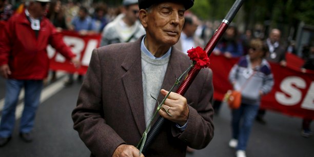 Le portugal fete le 45e anniversaire de la revolution des oeillets[reuters.com]
