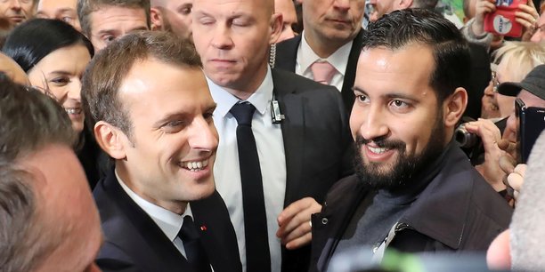 Le président de la République avec son chargé de mission pour la sécurité Alexandre Benalla le 23 juillet 2018, lors du 55e salon de l'Agriculture, Porte de Versailles, à Paris.