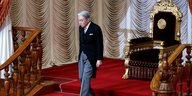 Akihito a été le premier monarque à monter sur le trône du Chrysanthème - en 1990 - aux termes de la Constitution japonaise d'après-guerre, qui définit l'empereur comme un symbole de l'Etat et de l'unité du peuple mais n'a aucun pouvoir politique.