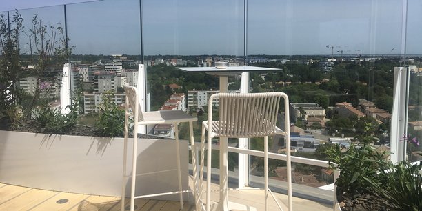 Le rooftop se trouve au 17e étage de l'Arbre Blanc