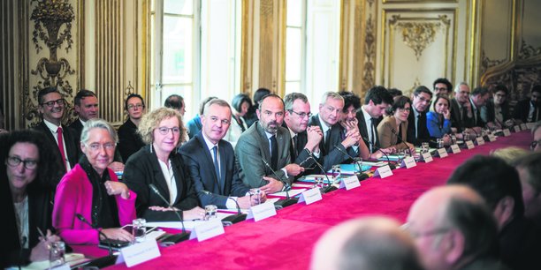 Le 6 mai, en présence de plusieurs ministres, Édouard Philippe a réuni des élus, les syndicats et des associations autour des questions d'emploi et des transitions écologique et numérique.