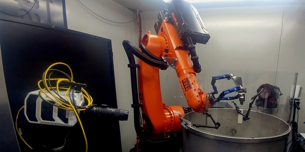 Installé à l'Institut d'optique d'Aquitaine à Talence, ce robot qui opère du grenaillage laser sur des pièces métalliques est le fruit d'un budget de recherche de 4,3 M€.