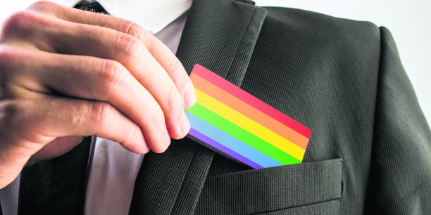 Si le nombre d'entreprise signataire de la Charte d'engagement LGBT+ ne cesse d'augmenter, seule une personne LGBT+ sur deux en France déclare que son orientation sexuelle est connue par au moins un ou une de ses collègues.