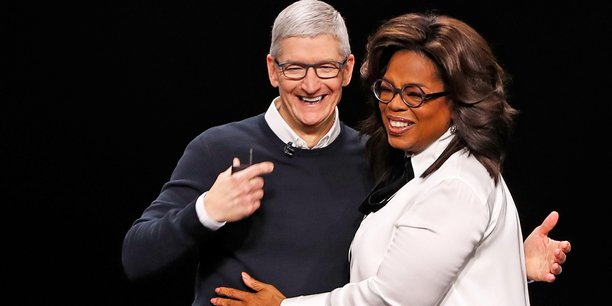 Le Pdg d'Apple Tim Cook avec l'animatrice et productrice de télévision Oprah Winfrey, le 25 mars dernier, pour un événement spécial au Steve Jobs Theater, à Cupertino, Californie.