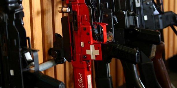 Les suisses votent pour un controle plus strict des armes a feu[reuters.com]