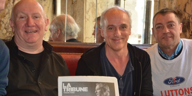 Au Café des Arts : le musicien Denis Barthe (Les Hyènes) avec Philippe Poutou, délégué CGT, et Gilles Lambersend, secrétaire CGT du CE.
