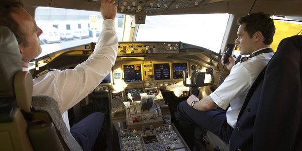 Un équipage d'Air France, commandant de bord à gauche, copilote à droite
