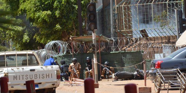 Des membres des forces de sécurité, lors d'une attaque terroriste contre l'état-major général de l'armée burkinabè, puis l'Ambassade de France à Ouagadougou, le 2 mars 2018.