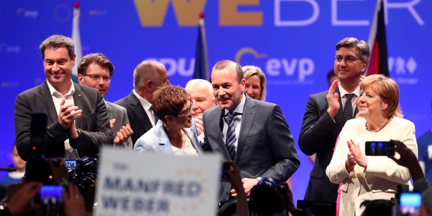 Manfred Weber (PPE) brigue le poste de président de la Commission européenne. [Ici au centre de la photo prise le 24 mai dernier, à Munich, pendant un meeting pour les européennes, aux côtés d'Angela Merkel, d'Annegret Kramp-Karrenbauer (présidente de la CDU), de Markus Soeder (gouverneur de Bavière), des Premiers ministres Andrej Plenkovic (Croatie), Boyko Borissov (Bulgarie), Krisjanis Karins (Lettonie), et de Joseph Daul (président du PPE).