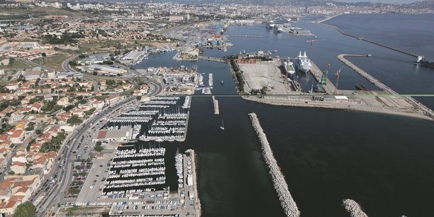 Comme Dunkerque, le port de Fos-sur-Mer offre du foncier disponible immédiatement à proximité de connexions logistiques.