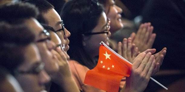 Des étudiants chinois qui suivent leurs études à la Lincoln High School à Tacoma (Washington) assistent à la conférence donnée le 24 septembre 2015 par le président chinois Xi Jiping  lors de sa visite officielle aux États-Unis.