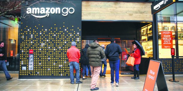 En janvier 2018, Amazon a ouvert au public, au pied de son QG de Seattle, sa première supérette entièrement automatisée.