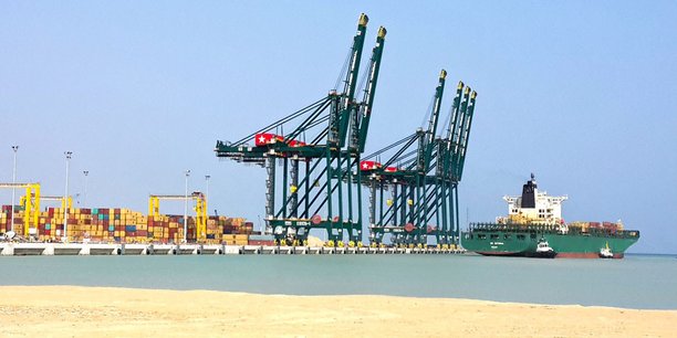 L'agence S&P a mis en évidence l'achèvement de vastes travaux au port de Lomé, qui est actuellement le plus grand port en eau profonde d'Afrique de l'Ouest en attendant l'achèvement des travaux du port de Lagos.