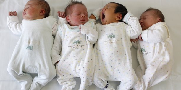 En novembre 2023, 1.877 bébés sont nés en moyenne par jour. C'est 5,1 % de moins qu'en novembre 2022.