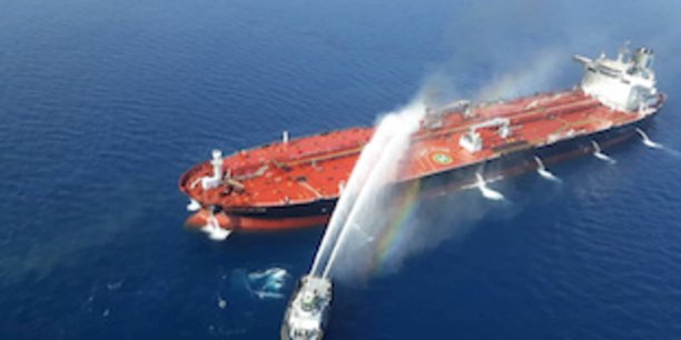 Un navire iranien tente d'éteindre l'incendie d'un bateau pétrolier après qu'il était attaqué dans le golfe d'Oman, le 13 juin.