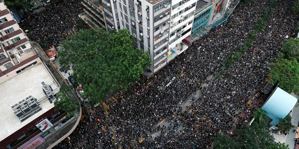 Des centaines de milliers de manifestants défilent dans les rues de Hong Kong.