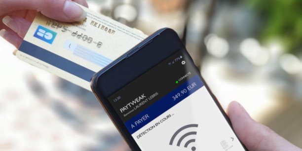 Le client approche sa carte bancaire près du smartphone équipé de l'application Paytweak. Il doit ensuite renseigner un code à usage unique, reçu au préalable par SMS, pour finaliser la transaction.
