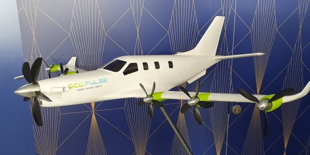 Airbus, Daher et Safran ont présenté au premier jour du salon du Bourget la maquette d'Ecopulse, un démonstrateur d'avion hybride à propulsion distribuée.