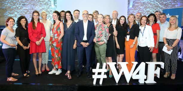 Les partipant(e)s, lauréates, partenaires et organisateurs de Women for Future 2019, sur la scène du Domaine de Verchant