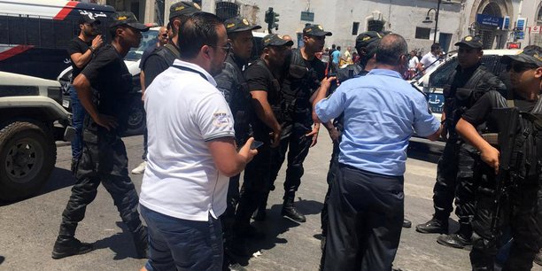 Deux attentats suicides a tunis, au moins neuf blesses[reuters.com]