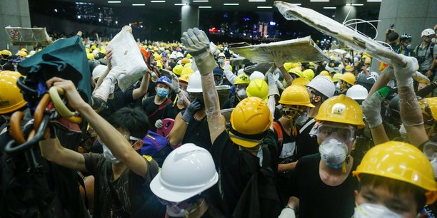En marge de la grande manifestation pro-démocratie organisée chaque année le 1er juillet pour marquer l'anniversaire de la rétrocession de Hong Kong à la Chine, des manifestants ont envahi le Parlement de Hong Kong.