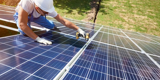 Renault va installer des panneaux solaires sur ses sites pour atteindre 350 MW d'énergie d'ici 2027.