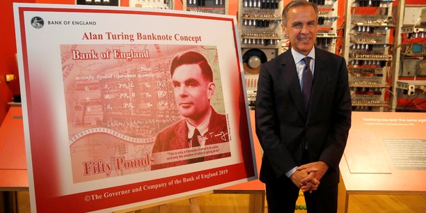 Mark Carney, le gouverneur de la Banque d'Angleterre, devant le nouveau billet de 50 livres sterling, mettant à l'honneur le grand mathématicien britannique Alan Turing.